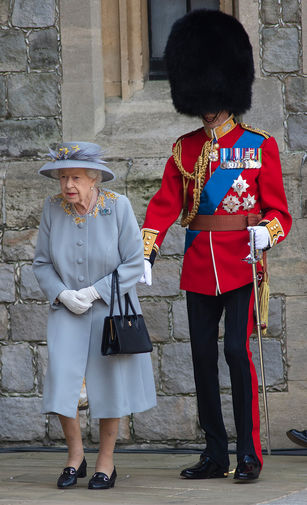 Елизавета II во время парада в Виндзорском замке в честь своего 95-летия, 12 июня 2021 года
