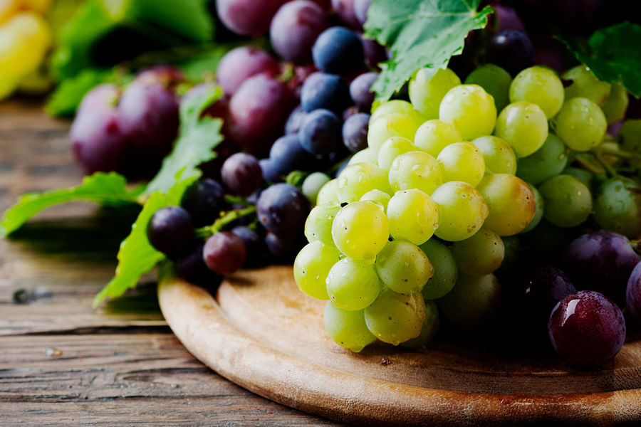 Биологи выяснили, что вещества из винограда могут замедлить рост жировой ткани при переедании 