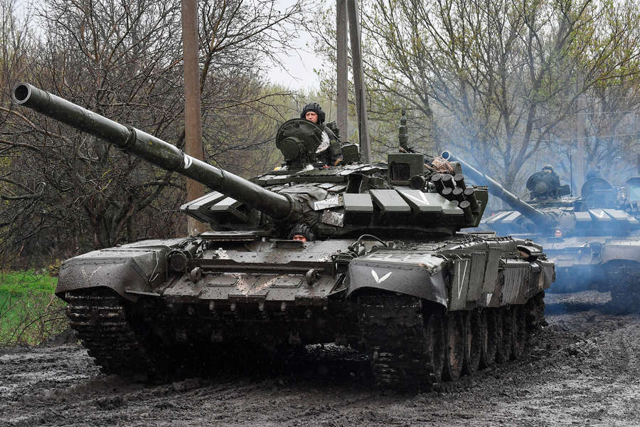 Военнослужащие ВС РФ на танке Т-72БЗ в районе пункта пропуска Вериговка-Чугуновка на российско-украинской границе