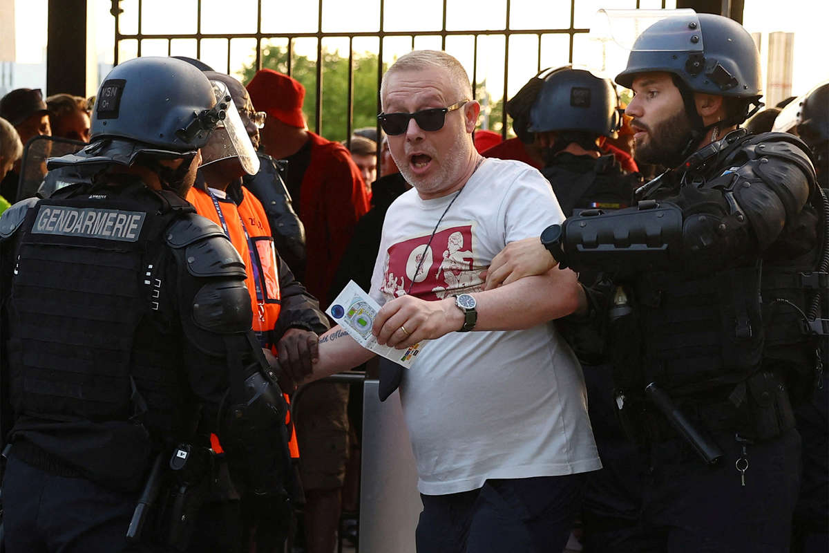 Задержание болельщика полицией перед финалом Лиги чемпионов в Париже, 28 мая 2022 года