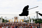 Дагестанский канатоходец Расул Абакаров на фестивале национального гостеприимства «Дружба народов» на ВДНХ в Москве, 9 июля 2022 года