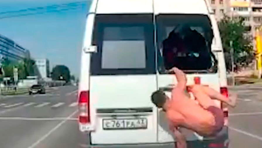 Россиянин разбил окно в машине скорой помощи и сбежал по пути в больницу