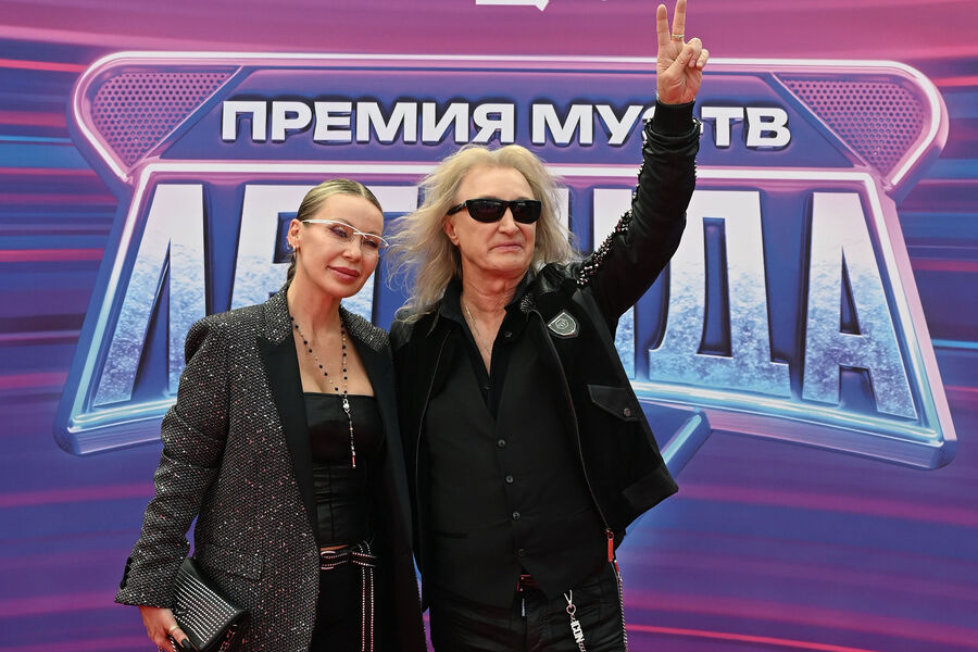 Певец, лидер группы &laquo;Рондо&raquo; Александр Иванов с&nbsp;женой Светланой на&nbsp;церемонии вручения ХХ национальной телевизионной премии в&nbsp;области популярной музыки МУЗ-ТВ 2025. Легенда в&nbsp;Live Арене в&nbsp;Москве, 7&nbsp;июня 2025&nbsp;года