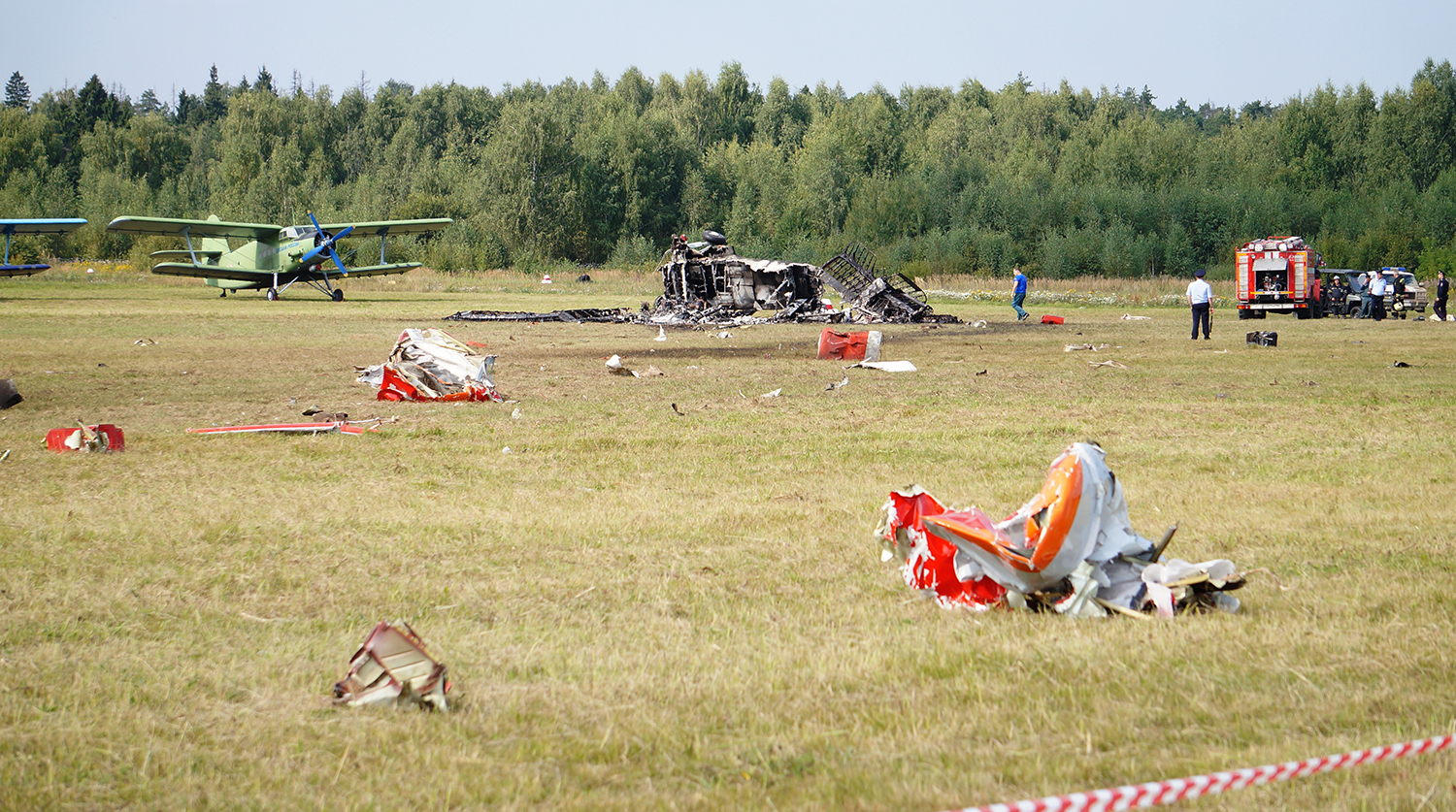Самолет Ан-2 перед падением во время показательного полета на авиашоу, посвященном 70-летию модели самолета Ан-2, на аэродроме Черное ДОСААФ. В результате крушения погибли два члена экипажа