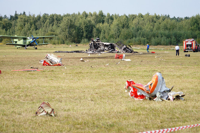 Самолет Ан-2 перед падением во время показательного полета на авиашоу, посвященном 70-летию модели самолета Ан-2, на аэродроме Черное ДОСААФ. В результате крушения погибли два члена экипажа