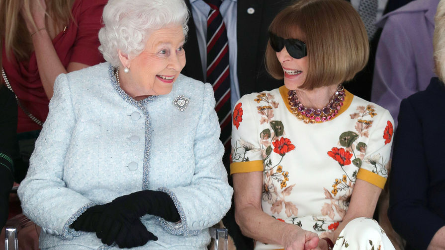 Королева Великобритании Елизавета II и главный редактор Vogue Анна Винтур во время Недели моды в Лондоне, 20 февраля 2018 года