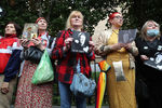 Женщины с иконами и портретами Михаила Ефремова у здания Пресненского суда Москвы в день оглашения приговора по делу о смертельном ДТП с участием артиста, 8 сентября 2020 года