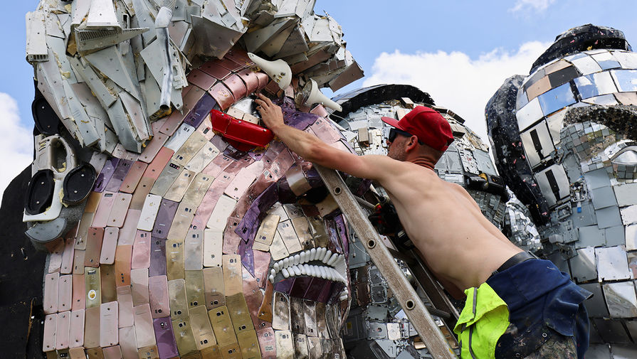 Инсталляция называется Mount Recyclemore — по аналогии с горой Рашмор (Mount Rushmore) в США, на которой высечен барельеф в виде голов четырех американских президентов
