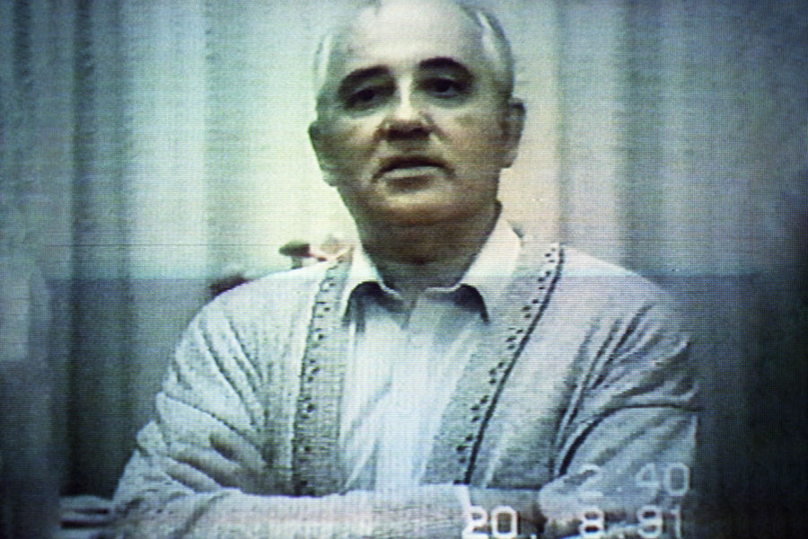 Кадр из видеообращения президента СССР М.С.Горбачева к народу, записанного 20 августа 1991 года во время его домашнего ареста на даче в Форосе