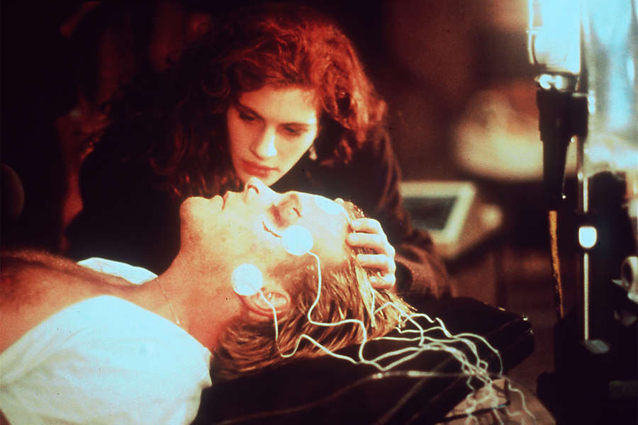 Кадр из фильма «Коматозники» (1990)