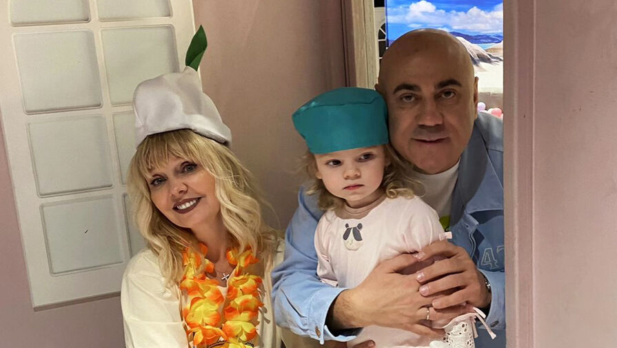 Певица Валерия пришла на детский праздник Тодоренко с Пригожиным и внучкой