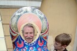 Актер Иван Краско с сыном на набережной реки Мойки в Санкт-Петербурге, 05 июня 2013 года