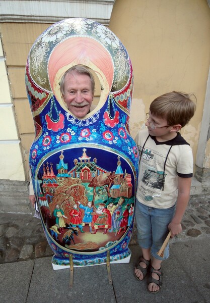Актер Иван Краско с&nbsp;сыном на&nbsp;набережной реки Мойки в&nbsp;Санкт-Петербурге, 05&nbsp;июня 2013&nbsp;года
