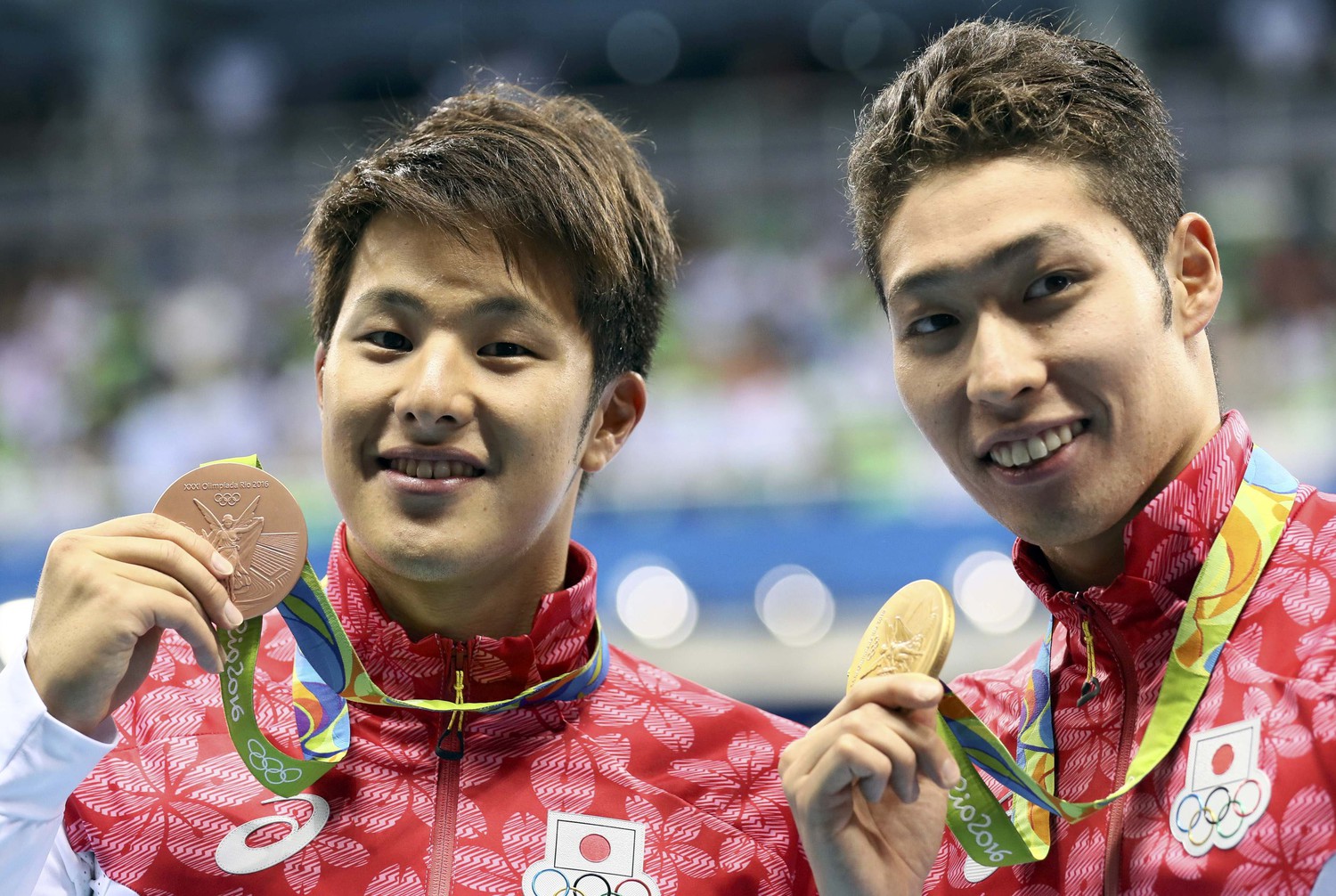Японский пловец Косуке Хагино стал олимпийским чемпионом на дистанции 400 м «комплексом». Серебро завоевал американец Чейз Калиш, а бронза досталась еще одному представителю Японии Дайа Сето.