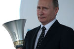 Президент России Владимир Путин во время церемонии награждения победителей второго этапа международной Черноморской регаты больших парусных судов