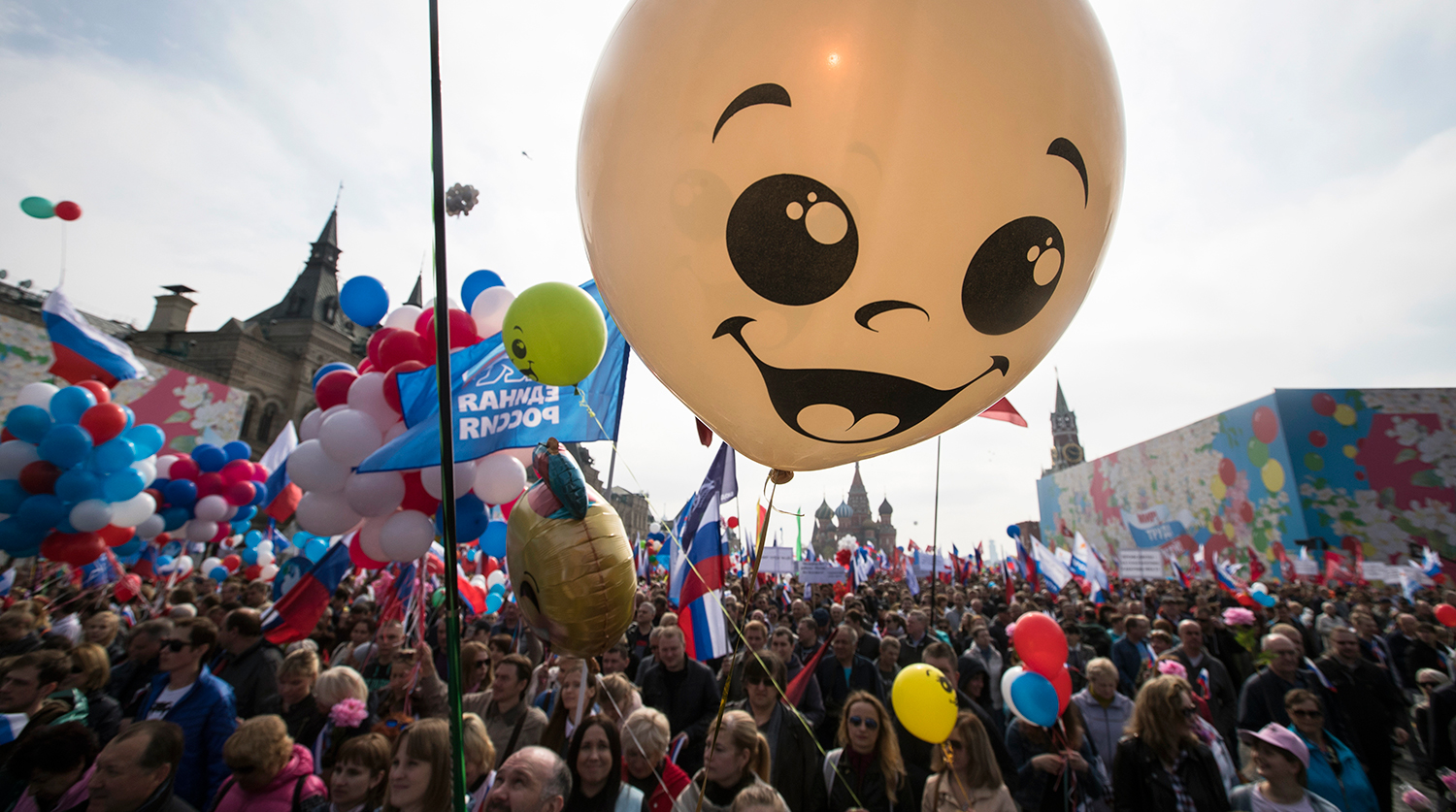 Участники первомайской демонстрации на Красной площади в Москве, 1 мая 2018 года