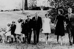 Сенатор Роберт Кеннеди с супругой Этель и восемью детьми на лужайке дома в Маклине, штат Виргиния, октябрь 1966 года