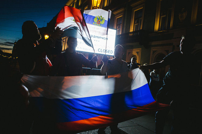 Болельщики празднуют победу сборной России в матче группового этапа между Россией и Египтом, Санкт-Петербург, 20 июня 2018 года