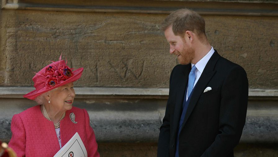 Елизавету II заметили за рулем по пути в резиденцию, где остановился принц Гарри