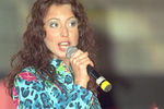 Певица Наталья Сенчукова во время выступления, 2000 год