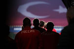 Игроки сборной России выходят на поле перед началом матча 5-го тура Лиги наций УЕФА между сборными Турции и России, 15 ноября 2020 года