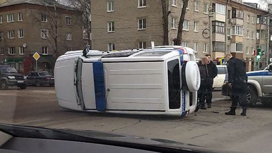 "Жигули" протаранили полицейский УАЗ в Коломне