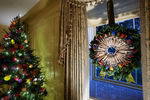 Одна из комнат, украшенная рождественскими венками из кистей для рисования