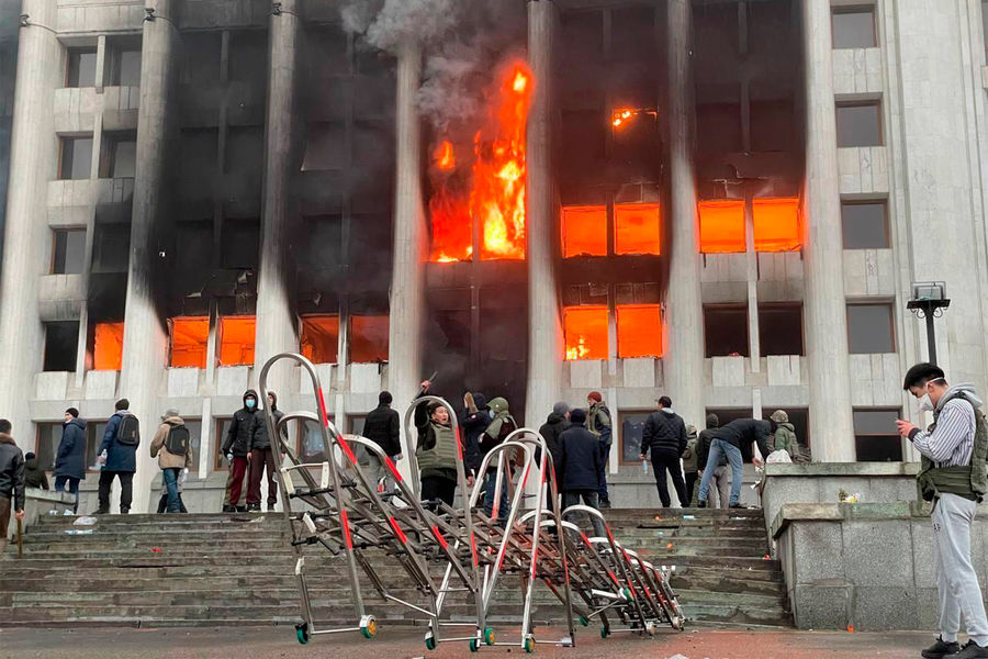 Горящее здание акимата Алматы во время акций протеста, Казахстан, 5&nbsp;января 2022&nbsp;года