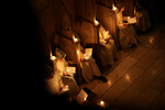 Израиль. Католические монахини держат свечи во время рождественской мессы в монастыре Бейт-Джамаль недалеко от Бейт-Шемеша