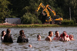 Отдыхающие в Путяевском пруду на территории парка «Сокольники», 3 июля 2024 года