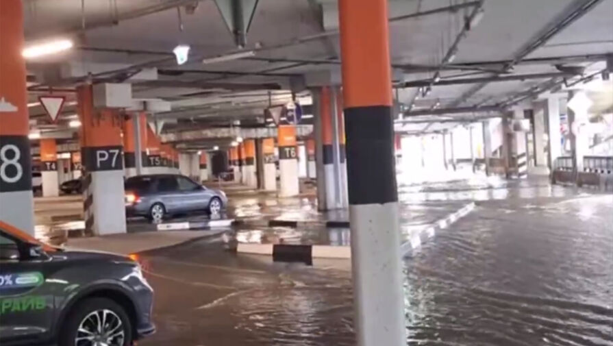 Появилось видео, как в Москве суперливень затопил парковку ТЦ 
