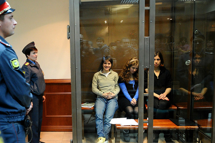 Екатерине Самуцевич (на фото слева) изменили наказание на&nbsp;условное, она была освобождена в&nbsp;зале суда