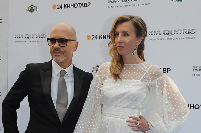 Председатель попечительского совета «Кинотавра», режиссер Федор Бондарчук с супругой Светланой перед началом церемонии открытия XXIV Открытого Российского кинофестиваля «Кинотавр»