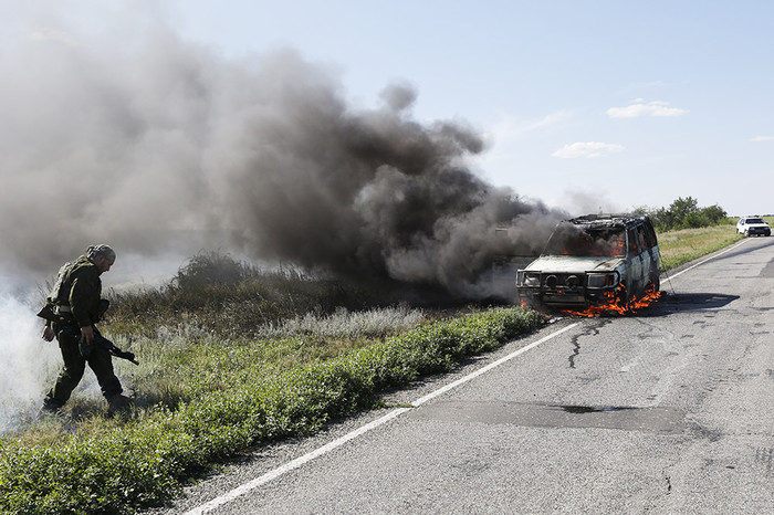 Горящий легковой автомобиль, подбитый во время артобстрела на&nbsp;трассе Луганск &mdash; Краснодон