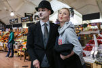 Артисты Санкт-Петербургского театра музыкальной комедии во время показа фрагмента спектакля «Чаплин» в постановке Уоррена Карлайла на Даниловском рынке в рамках фестиваля «Золотая маска».