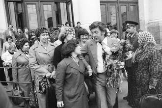 Народный художник СССР, академик Российской академии художеств Илья Сергеевич Глазунов (в центре). После открытия второй персональной выставки в Манеже, 1978 год