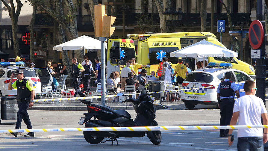 Экстренные службы на&nbsp;месте наезда фургона на&nbsp;пешеходов в&nbsp;центре Барселоны, 17 августа 2017 года