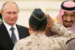Президент России Владимир Путин и король Саудовской Аравии Сальман Бен Абдель Азиз Аль Сауд во время встречи в Королевском дворцовом комплексе в Эр-Рияде, 14 октября 2019 года