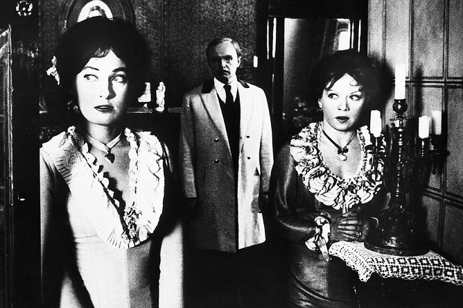Лариса Гузеева, Алиса Фрейндлих и Андрей Мягков в сцене из фильма «Жестокий романс» по мотивам пьесы Александра Островского «Бесприданница», 1984 год