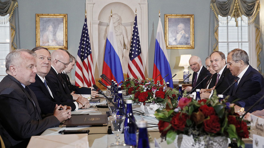 Министр иностранных дел России Сергей Лавров, посол России в США Анатолий Антонов и госсекретарь США Майк Помпео во время встречи в Вашингтоне, 10 декабря 2019 года