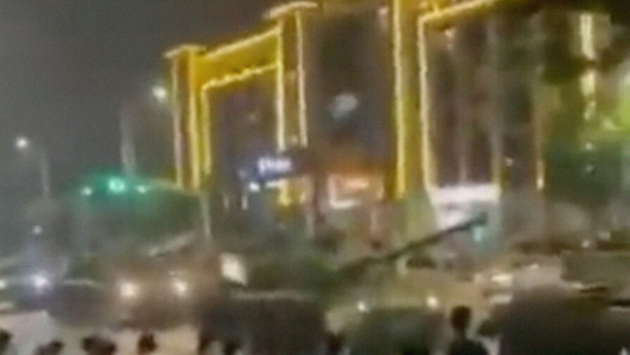 В Китае заметили танки на улицах на фоне массовых протестов