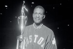 Билл Рассел с наградой после игры All Star BKB в Детройте