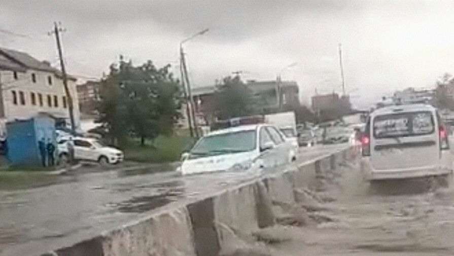 На затопленной улице в Ростове-на-Дону с другими машинами застрял патруль ВАИ