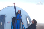 Певица Кэти Перри выходит из капсулы корабля Blue Origin, который отправился в космос с полностью женским экипажем, Техас, США, 14 апреля 2025 года