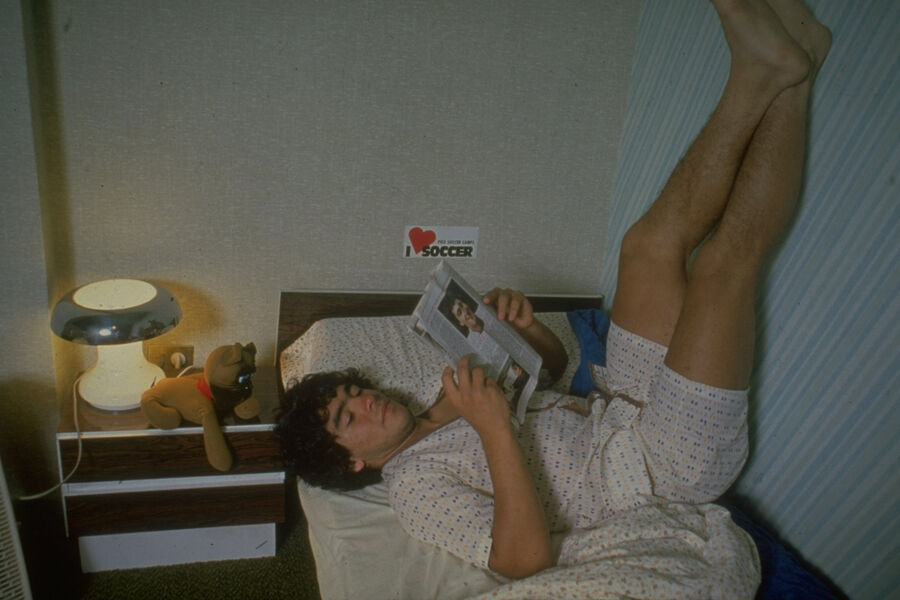 Футболист Диего Марадона отдыхает на кровати в своем доме, 1980 год