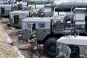 Во время тренировки по приведению в боевую готовность расчетов зенитных ракетных комплексов С-400 «Триумф», которую провели военнослужащие подразделений противовоздушной обороны (ПВО) Балтийского флота
