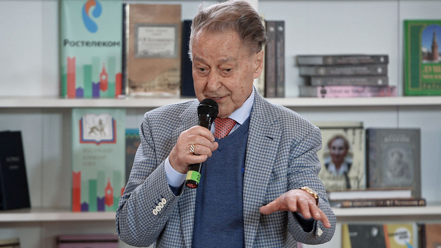 Поэт Андрей Дементьев на творческой встрече в рамках книжного фестиваля в Москве, 2016 год