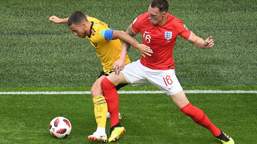 Слева направо: Эден Азар (Бельгия) и Фил Джонс (Англия) в матче за третье место чемпионата мира по футболу между сборными Бельгии и Англии