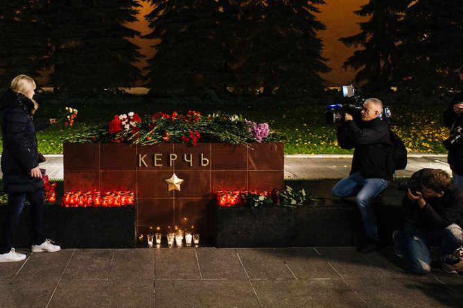 Цветы у мемориала Города-героя Керчь в Александровском саду, 17 октября 2018 года