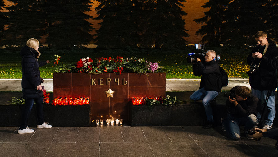 Цветы у мемориала Города-героя Керчь в Александровском саду, 17 октября 2018 года
